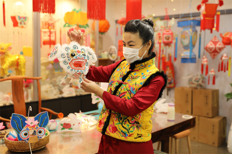 文化进万家，山东非遗年货大集热闹开启。图为老猫花灯。山东省文旅厅供图