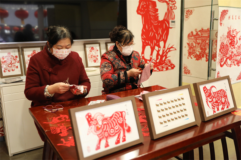 文化进万家，山东非遗年货大集热闹开启。图为高密剪纸。山东省文旅厅供图