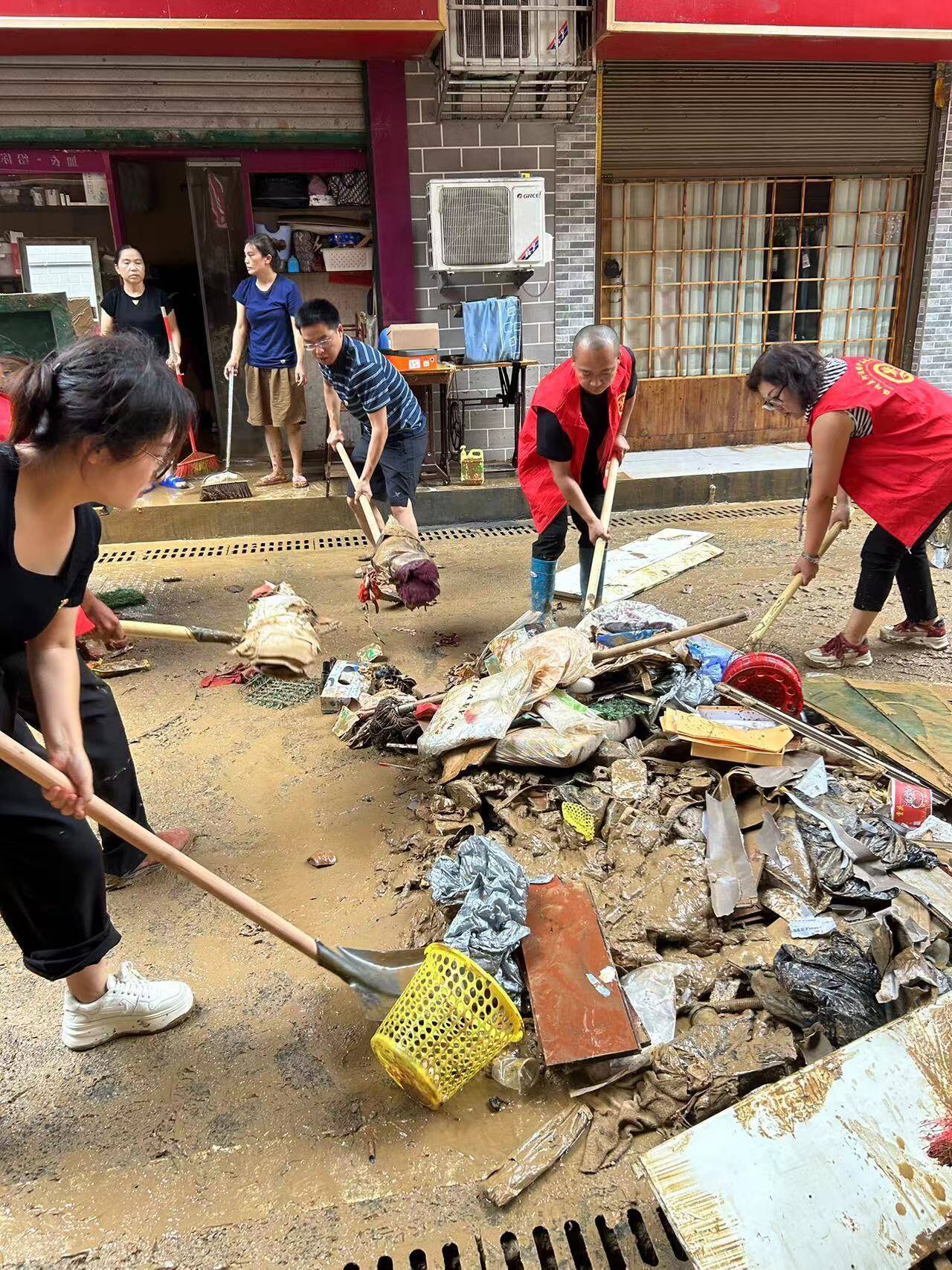 保靖县农业农村局：干部入一线 齐心防汛救灾