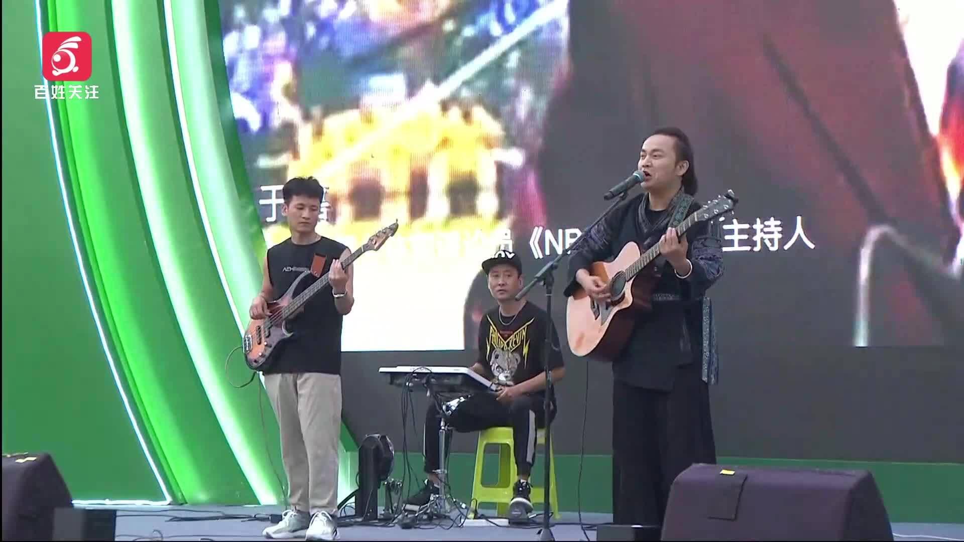 《苗族情歌》非物质文化遗产的传承人蝶长及乐队为村BA揭幕式献唱