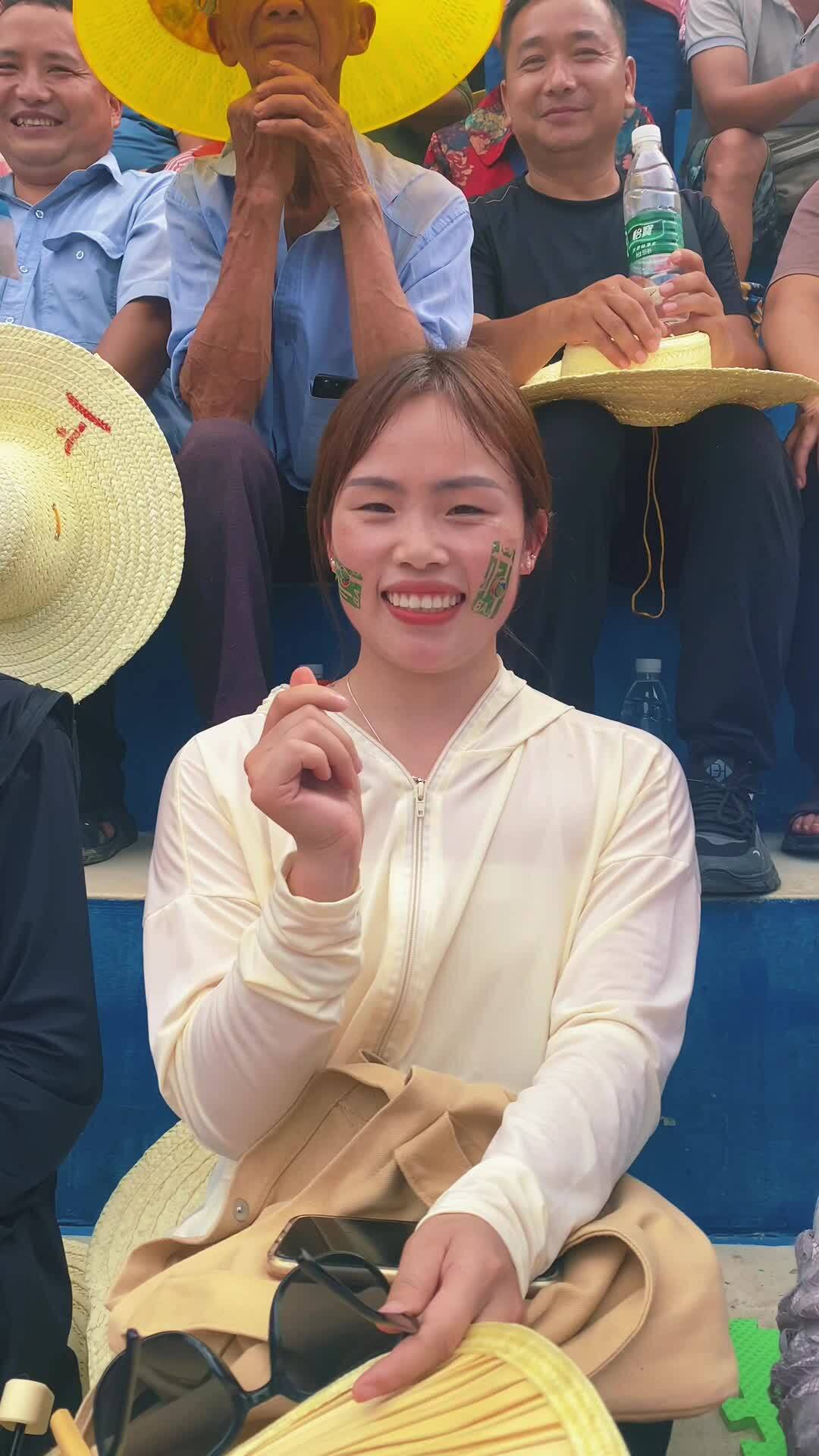 高温下的热情 “村花”助阵村BA